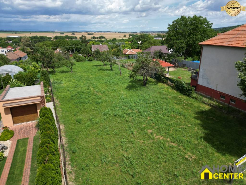 Na predaj : pekný veľký pozemok , na dobrom mieste , Radava 