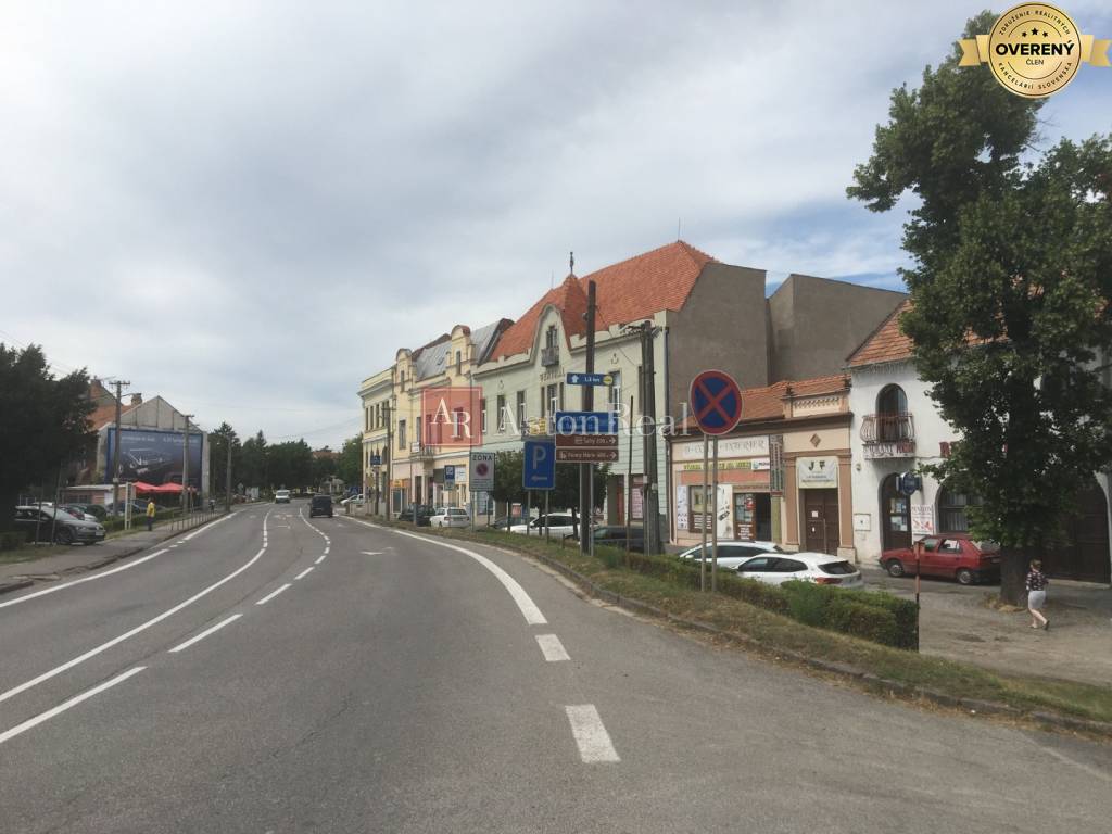 NA PREDAJ: veľký polyfunkčný dom v historickom centre mesta Šahy 