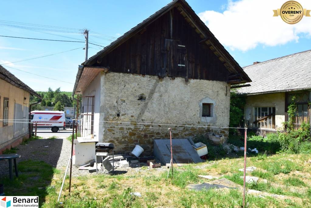 JEDNOPODLAŽNÝ RODINNÝ DOM, 2 IZBY, 1052m2, ĽUBOTÍN;