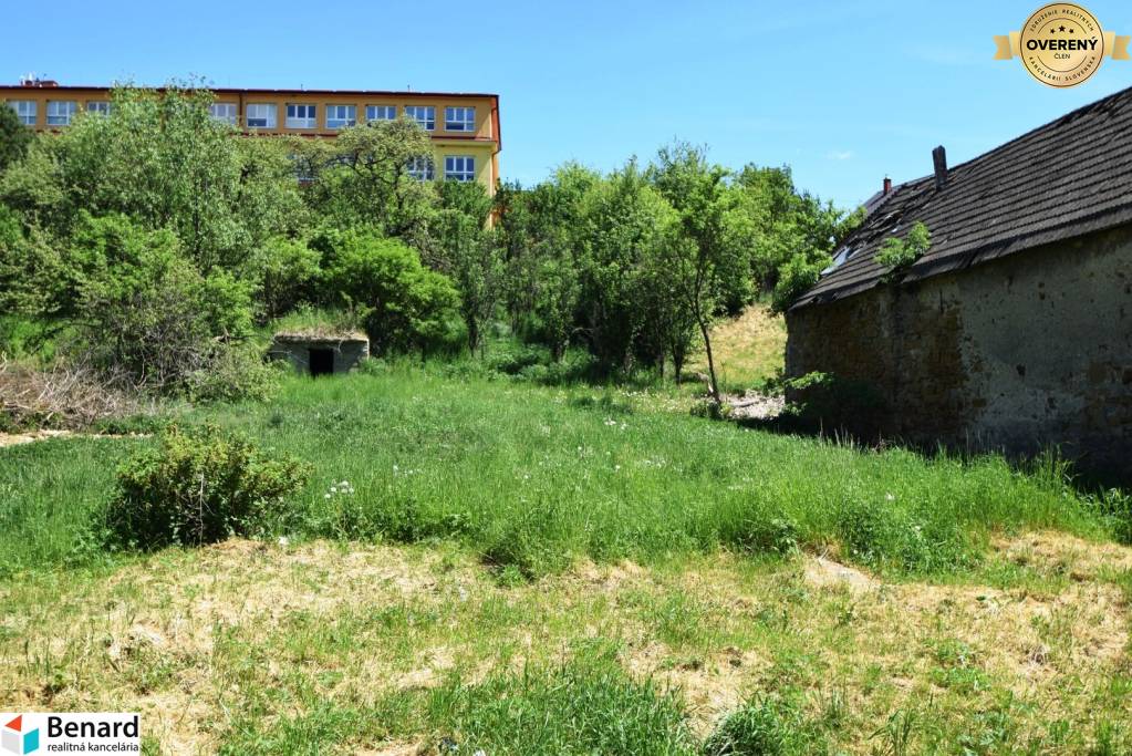 JEDNOPODLAŽNÝ RODINNÝ DOM, 2 IZBY, 1052m2, ĽUBOTÍN;