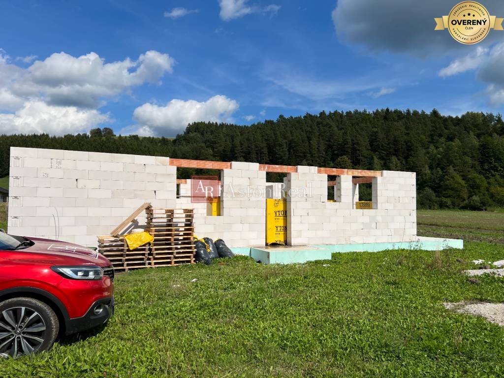 Moderný bungalov 15 minút od Púchova na rovinatom pozemku 665 m2