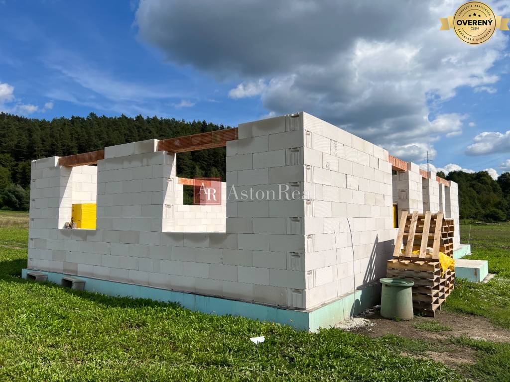 Moderný bungalov 15 minút od Púchova na rovinatom pozemku 665 m2