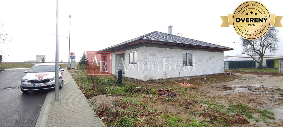 Predaj:4izbový RD. BUNGALOV-hrubá stavba ,Senica-Topolová