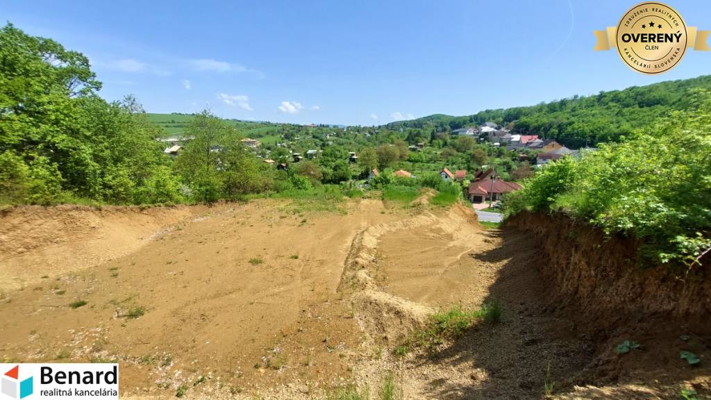 NA PREDAJ POZEMOK-VYDUMANEC, 1570 M2, VHODNÝ NA VÝSTAVBU RD.