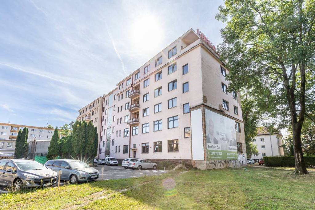 KANCELÁRIA NA PRENÁJOM-25 m2/vysoké stropy/300 € bez DPH