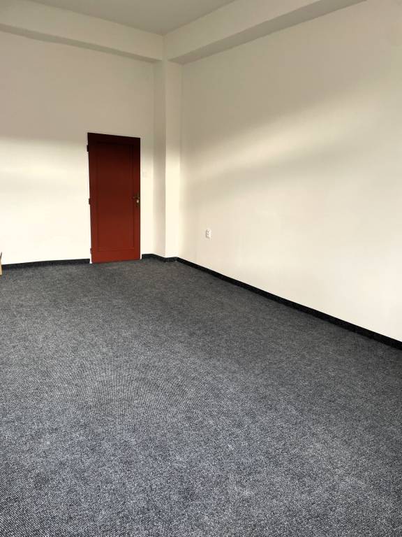 KANCELÁRIA NA PRENÁJOM-25 m2/vysoké stropy/300 € bez DPH