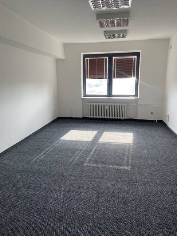 BC TOMÁŠIKOVA - kancelária na prenájom  24,60 m2/290 € vrátane energií