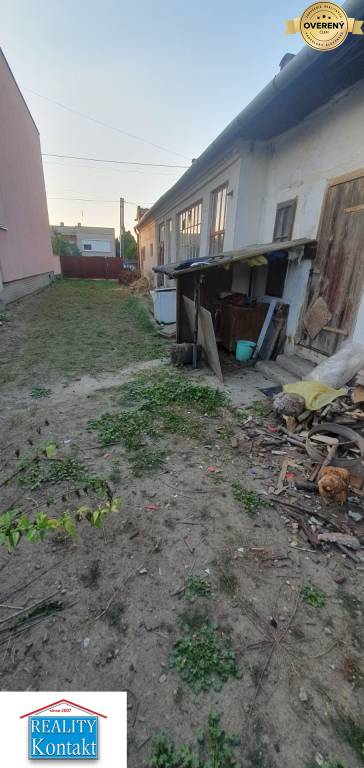 Ponúkame na predaj stav. pozemok so staršou stavbou Dvory nad Žitavou