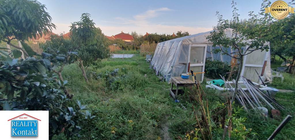 Ponúkame na predaj vidiecky dom + stav. pozemok Dvory nad Žitavou