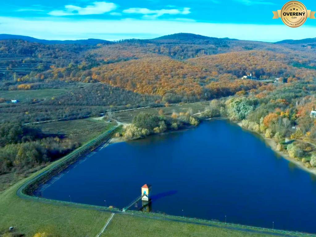 Na PREDAJ krásny slnečný pozemok s chatkou neďaleko Bratislavy