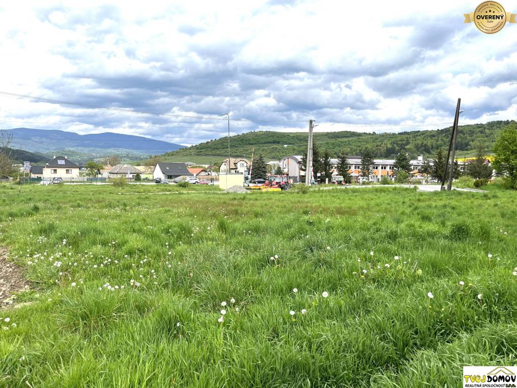 Slnečný  a priestranný stavebný pozemok v centre obce Kriváň, okr. DT