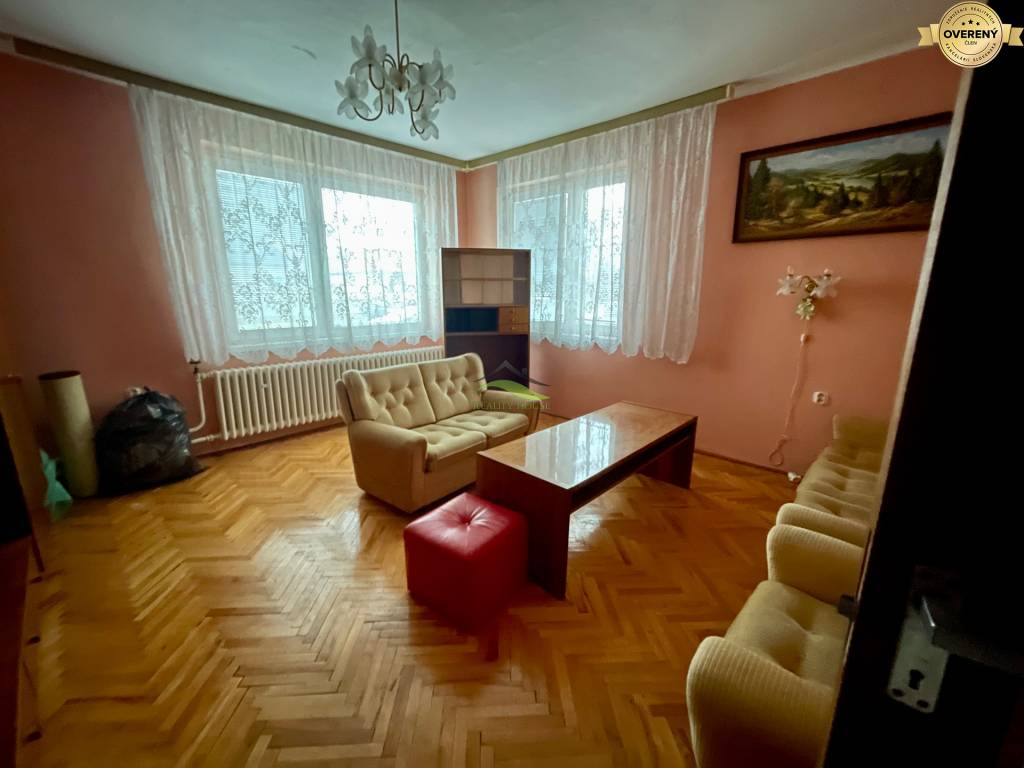 REZERVOVANE - Rodinný dom na rekonštrukciu s pekným pozemkom 