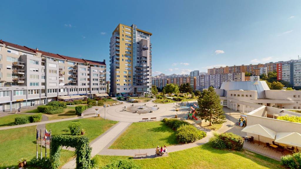 4 izb. byt - Výborná lokalita Karlovej Vsi - 138 m2, Dve terasy