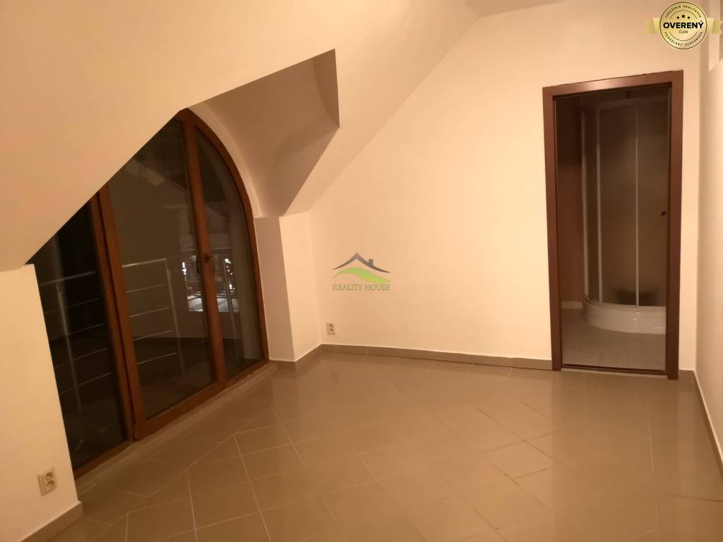 Na Námestí - priestory na podnikanie - služby, kancelárie - 350€ mes.