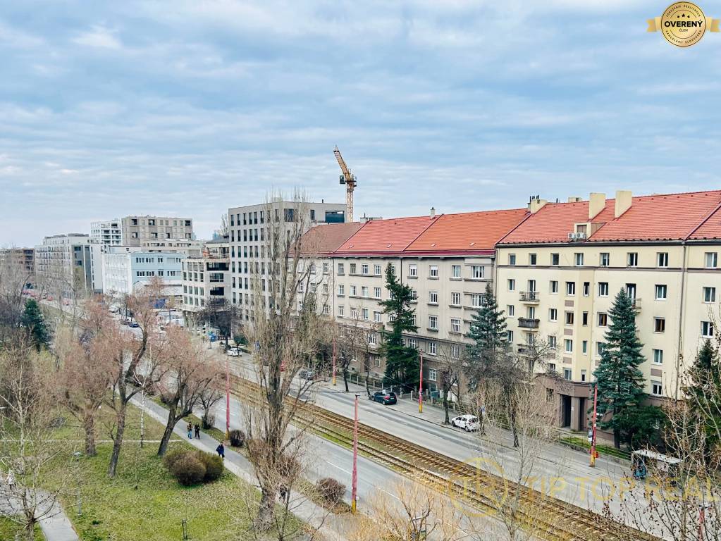 VEĽKOMETRÁŽNY 2-izbový byt s TERASOU, BALKÓNOM a GARÁŽOVÝM STÁTÍM