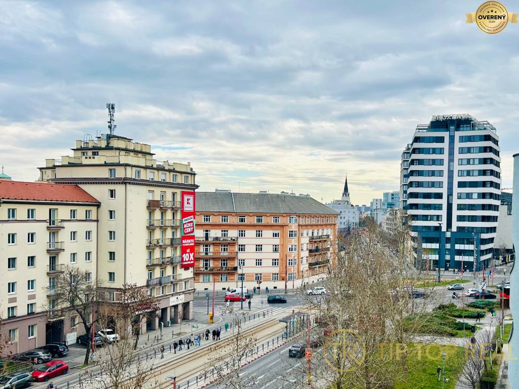 VEĽKOMETRÁŽNY 2-izbový byt s TERASOU, BALKÓNOM a GARÁŽOVÝM STÁTÍM