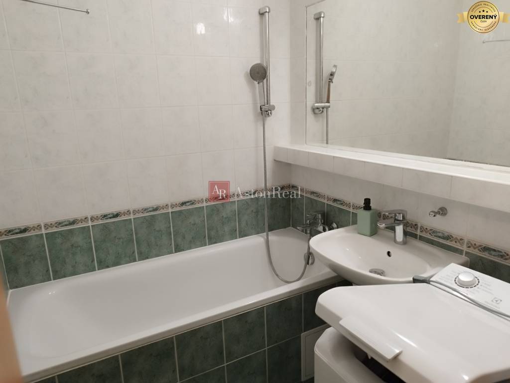 PRENÁJOM 3izbový byt, 73m2,zrekonštruovaný,BANSKÁ BYSTRICA,Tr.SNP,